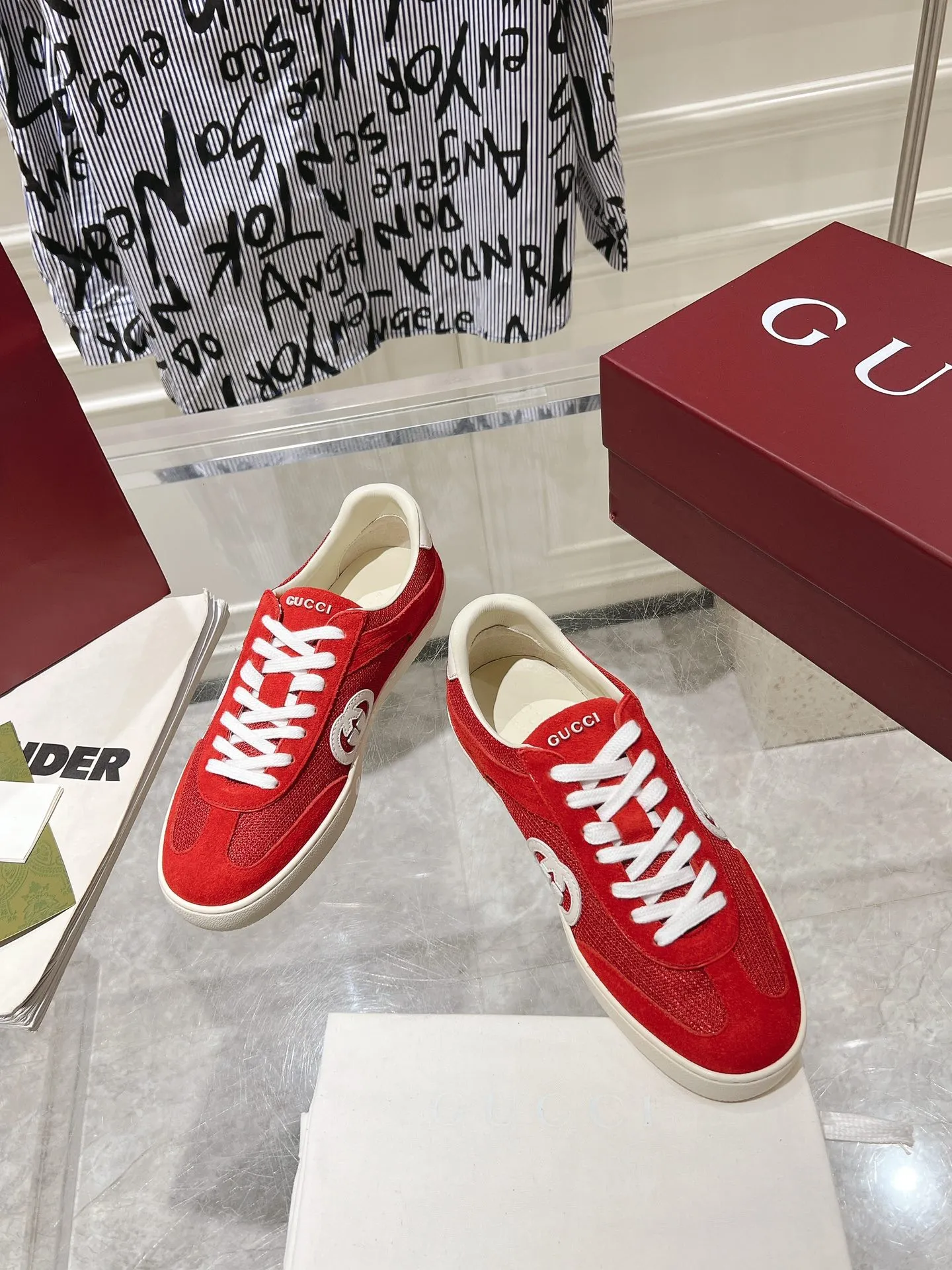 👟👟Ex-factory price 540👟👟Men's size +10 New upgraded version🔥Gucci 2024 new white shoes casual shoes hot recommendation, original TPU soles, original fabrics, original sheepskin lining sheepskin feet🔥Original cover craftsmanship is reproduced one to one! The pursuit of ultimate comfort! 🔥🔥 [Love] Fabric: Imported cow suede + mesh [Love] Packing: Counter-matched red shoe box ➕ Aviation airplane box [Love] Code number: 35-45